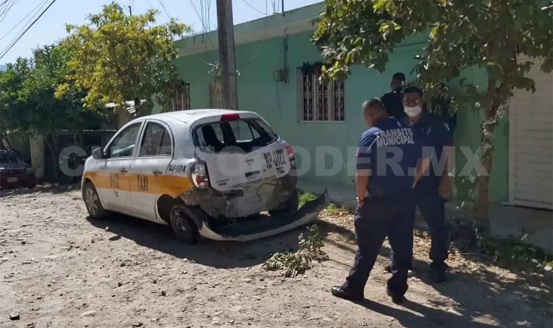 Taxi se estrella en poste y un menor queda herido