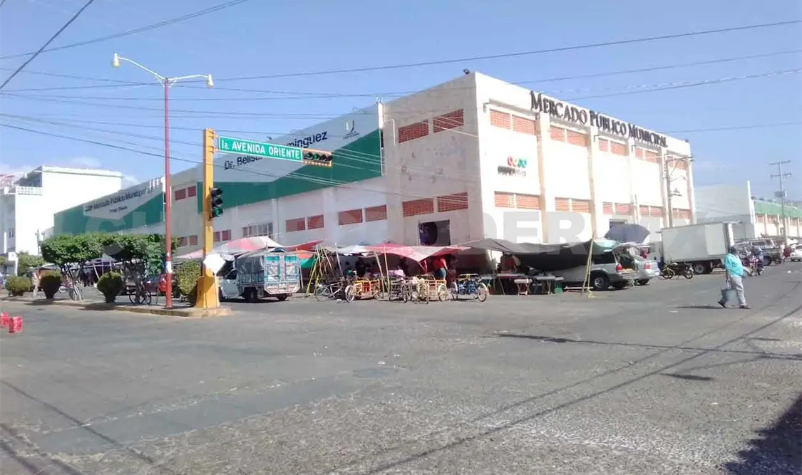 Denuncian venta de pirotecnia en mercado
