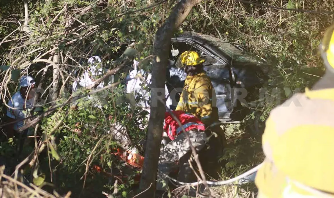 Chocan y caen en un barranco; un muerto