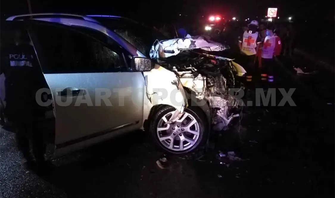 Camioneta se incendia tras carambola vehicular