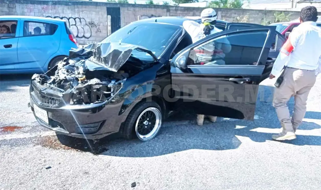 Impactan a un automóvil en bulevar Laguitos