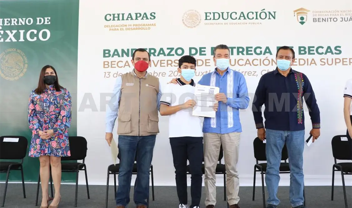 Encabeza REC arranque de entrega de becas