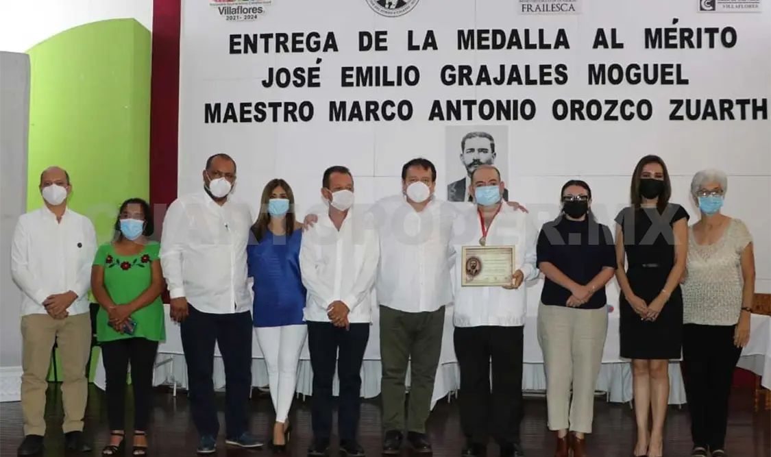 Asiste Rosales Zuarth a entrega de medalla