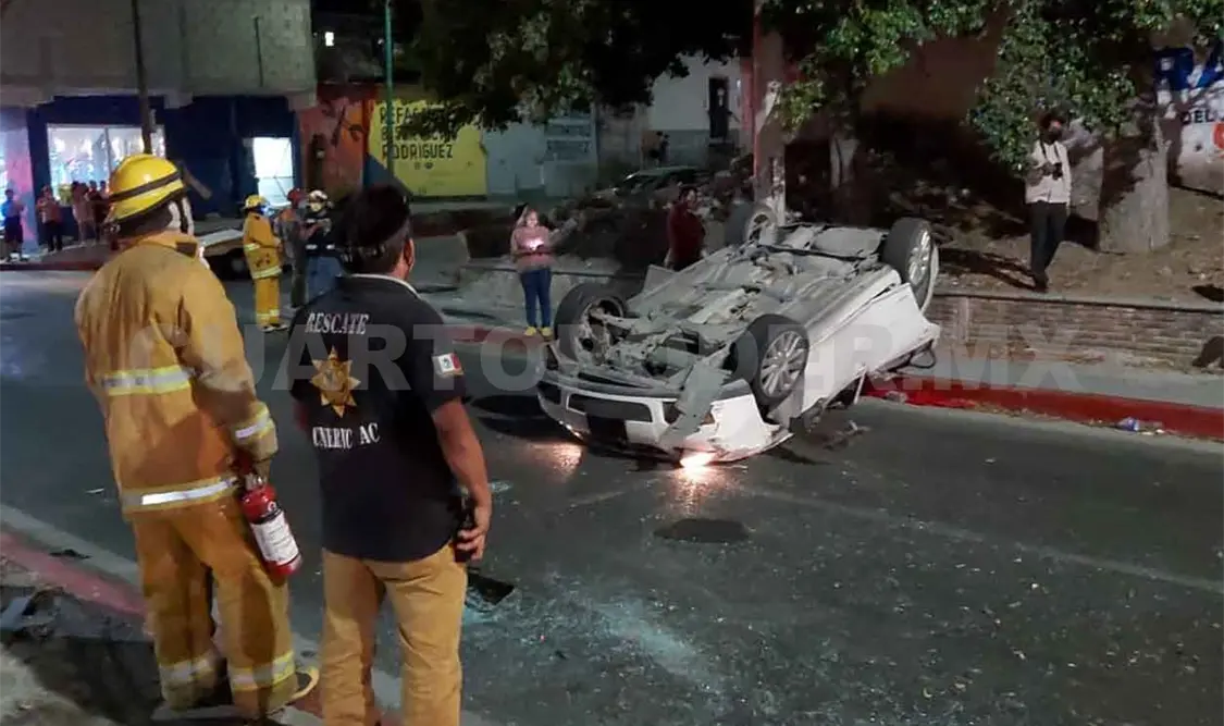 Volcadura de Jetta deja a dos personas heridas