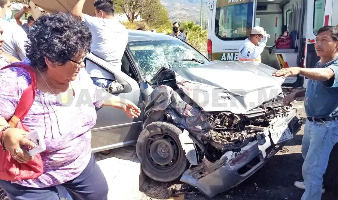 Pareja queda prensada al estrellarse contra tráiler
