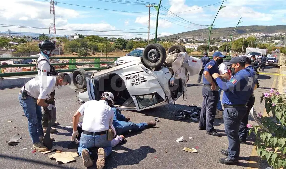 Conductor sale herido al volcar en el libramiento