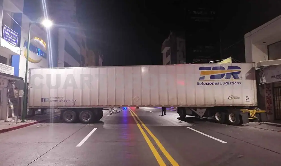 Coloso intenta dar vuelta en “U” y provoca destrozos