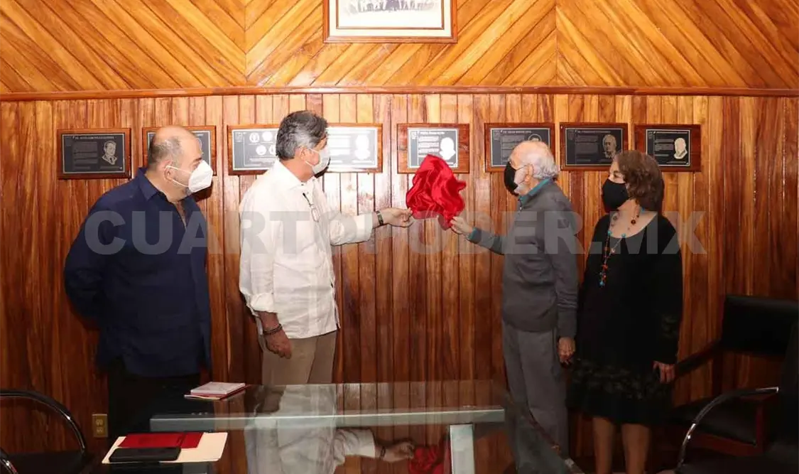 Otorgan Medalla al Mérito Ciudadano a Óscar Oliva