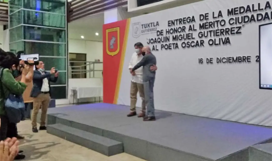 El maestro Óscar Oliva recibiendo la Medalla al Mérito. Cortesía