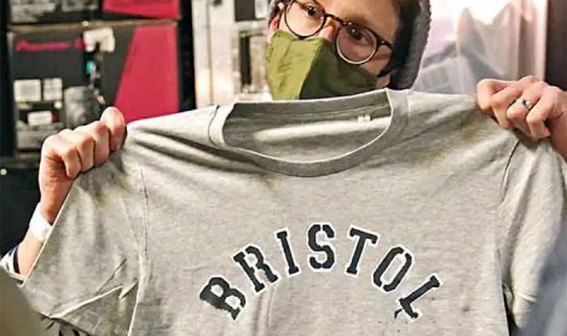 La camiseta gris, que cuesta 33 dólares, muestra la palabra Bristol sobre un pedestal vacío. Cortesía