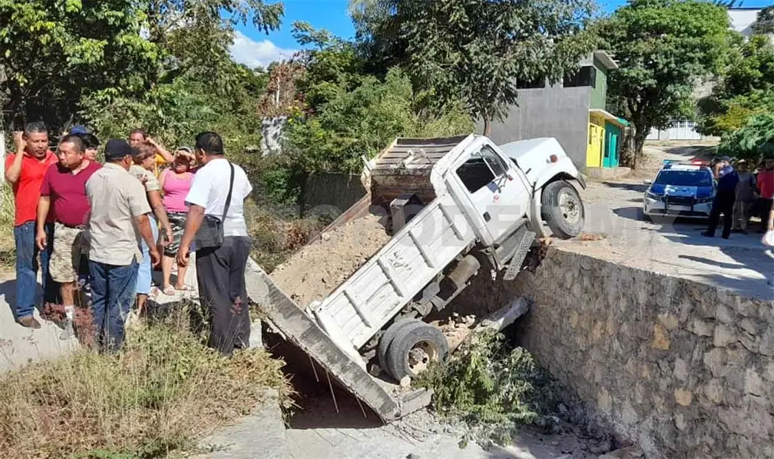 Colapsa puente con volteo en la colonia 12 de Noviembre