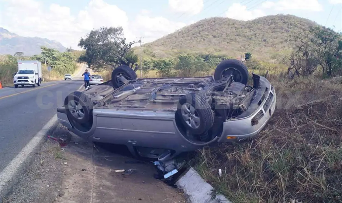 Dos personas heridas al sufrir una volcadura
