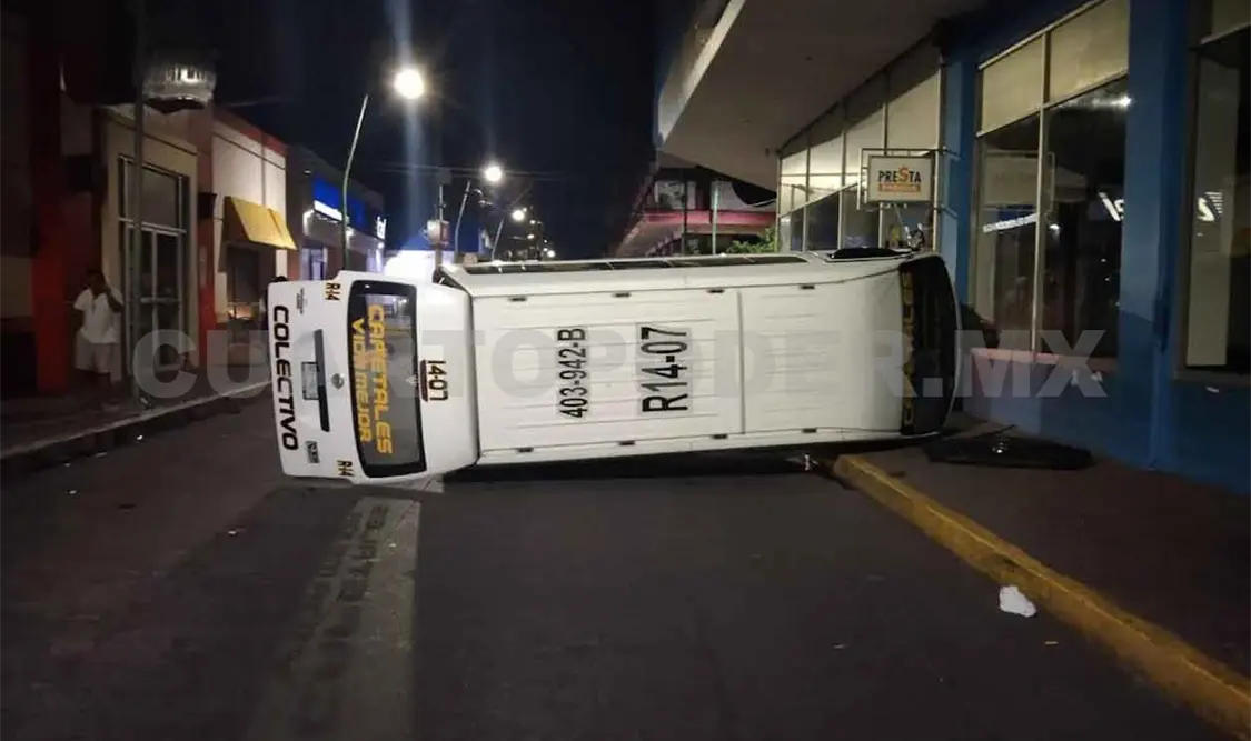 Colectivo vuelca tras chocar con un sedán