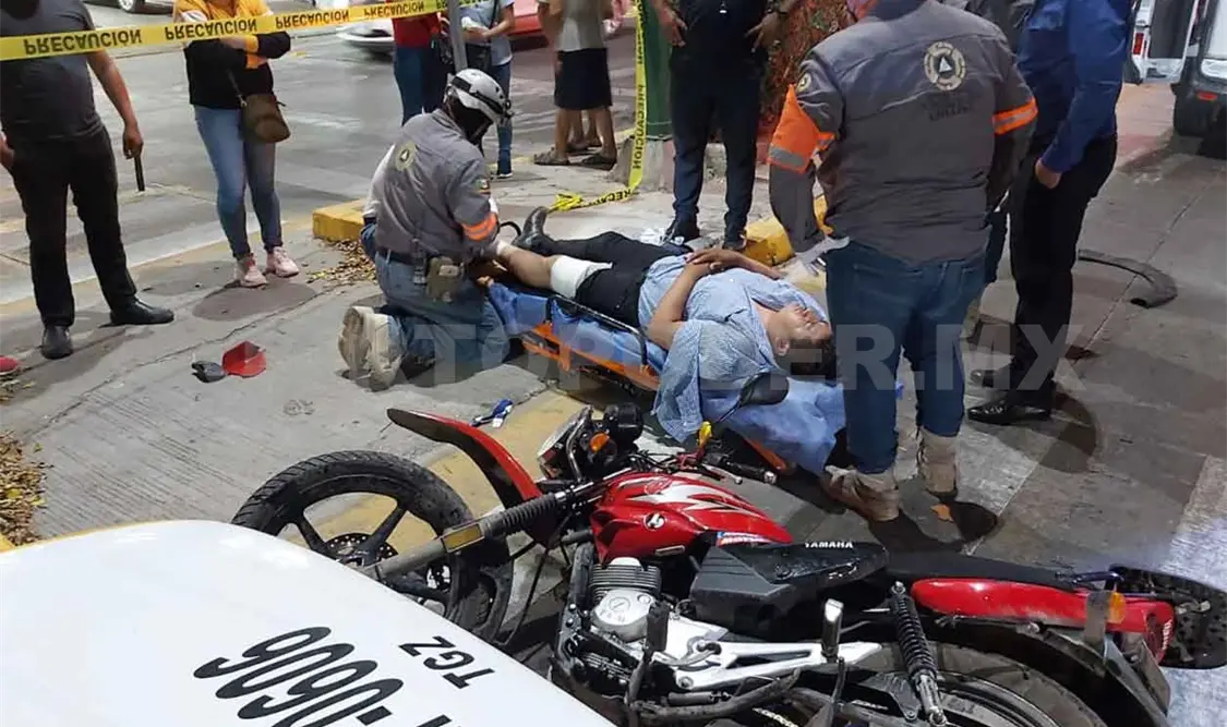 Motociclista queda herido al impactar contra un taxi