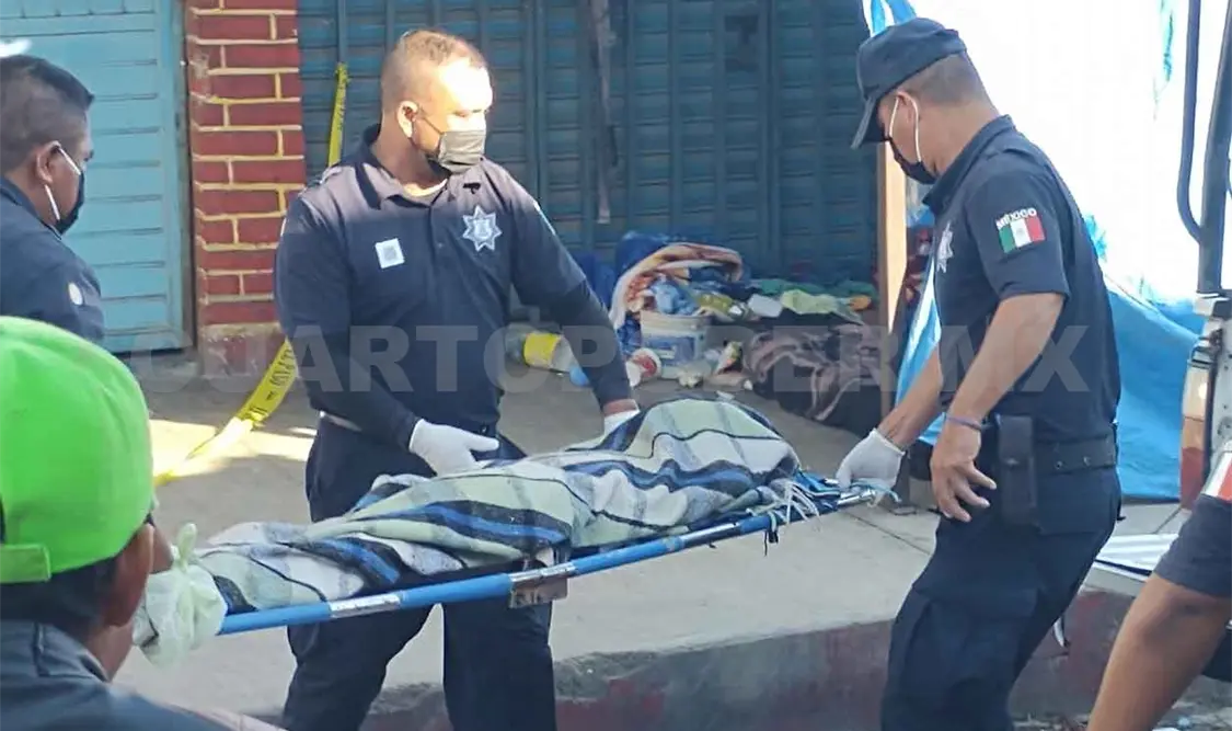 Encuentran a persona muerta en la banqueta