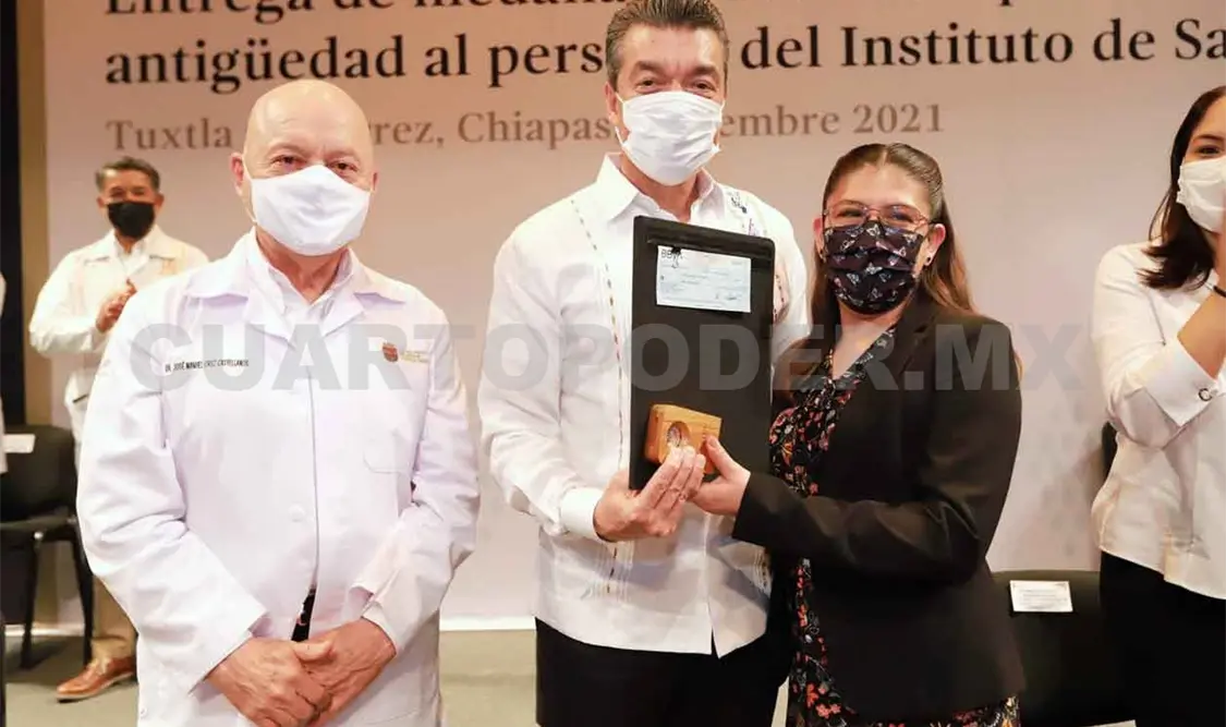 Entrega Rutilio Escandón estímulos a personal de salud