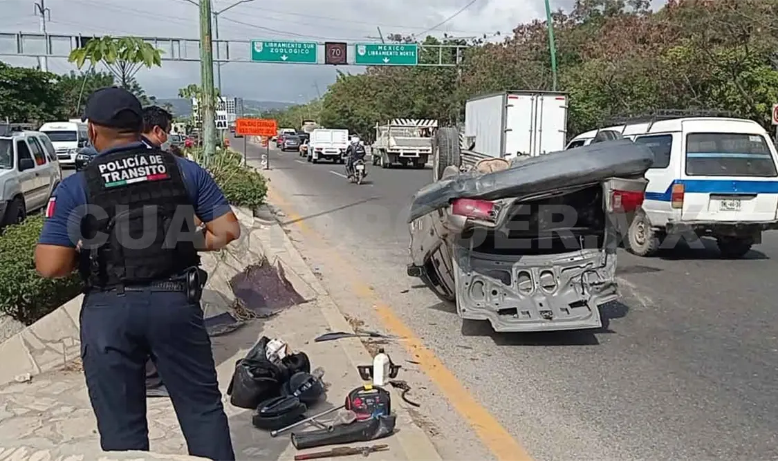 Vuelca Tsuru frente a la Central de Abastos