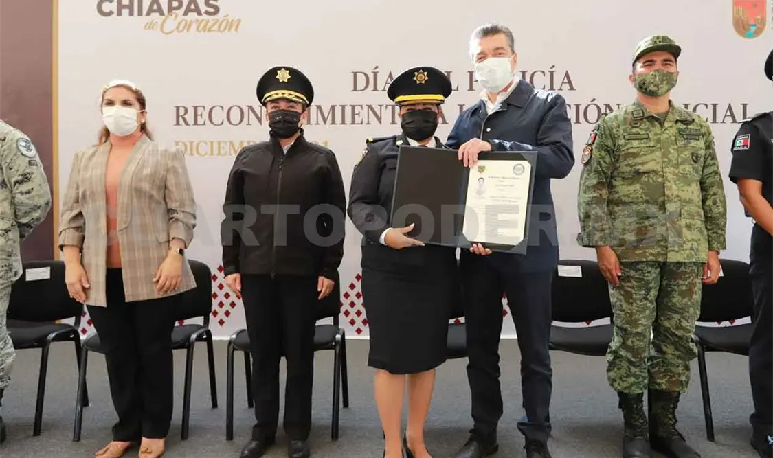 Encabeza Escandón entrega de incentivos a la función policial