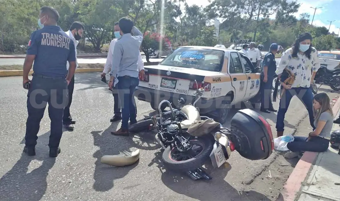 Taxi arrolla a motociclista; una dama resulta herida