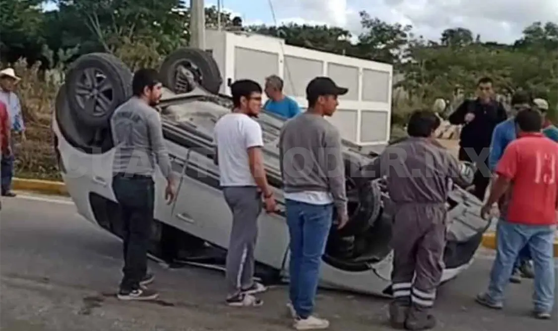 Veloz conductor sufre aparatoso accidente vial