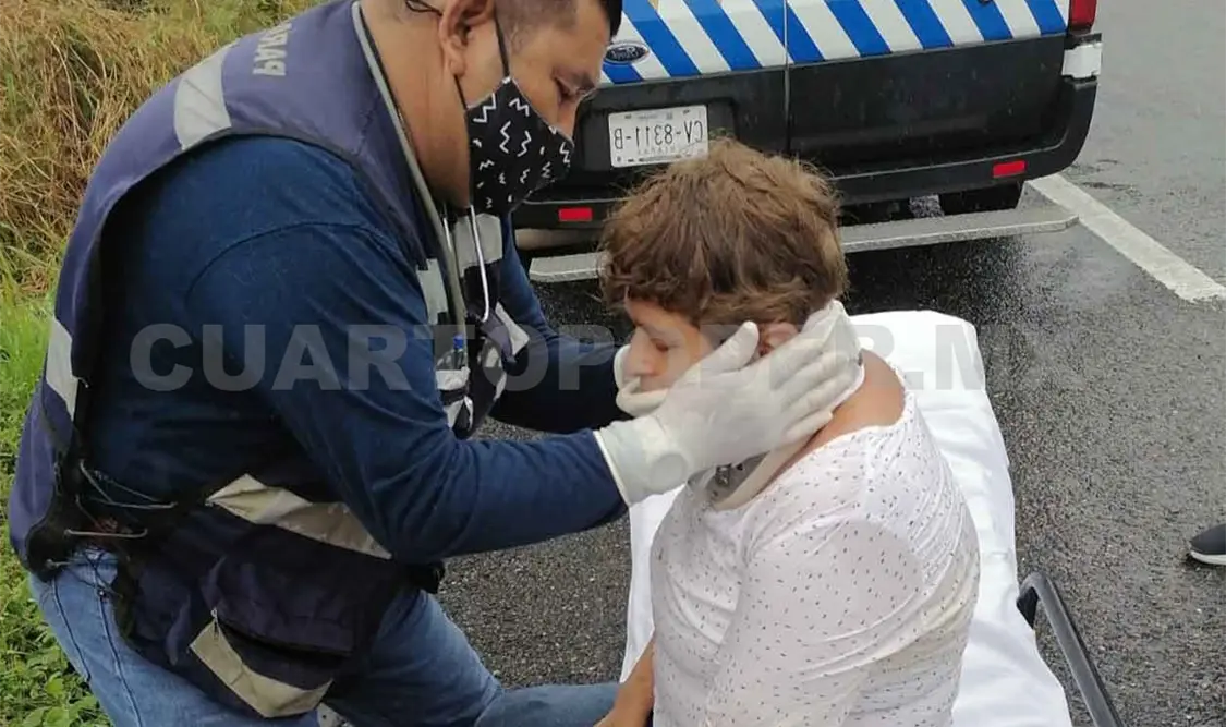 Dos mujeres lesionadas al sufrir salida de camino