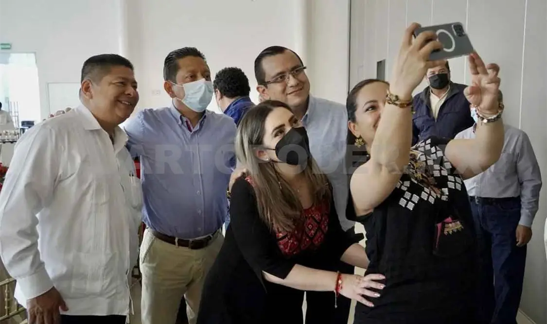 Convive Llaven Abarca con amigos en cierre de año