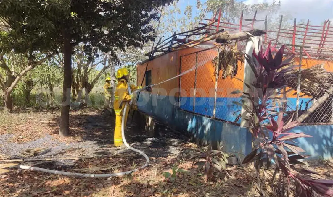 Incendio deja en cenizas el techo de una vivienda