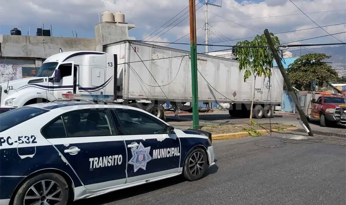 Tráiler derriba 14 postes en el Cerro del Jolote