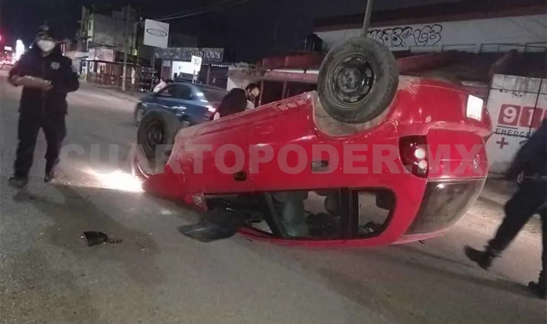 Cuatro lesionados tras volcar Chevy en bulevar