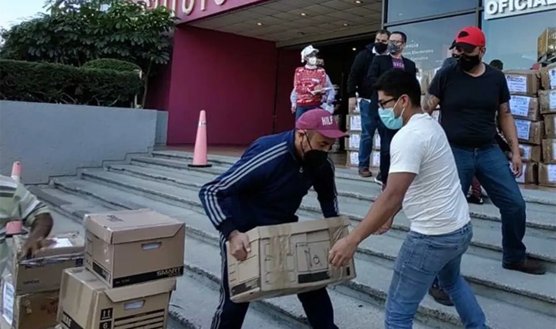 Entregan cerca de tres millones de firmas distribuidas en cajas. Cortesía