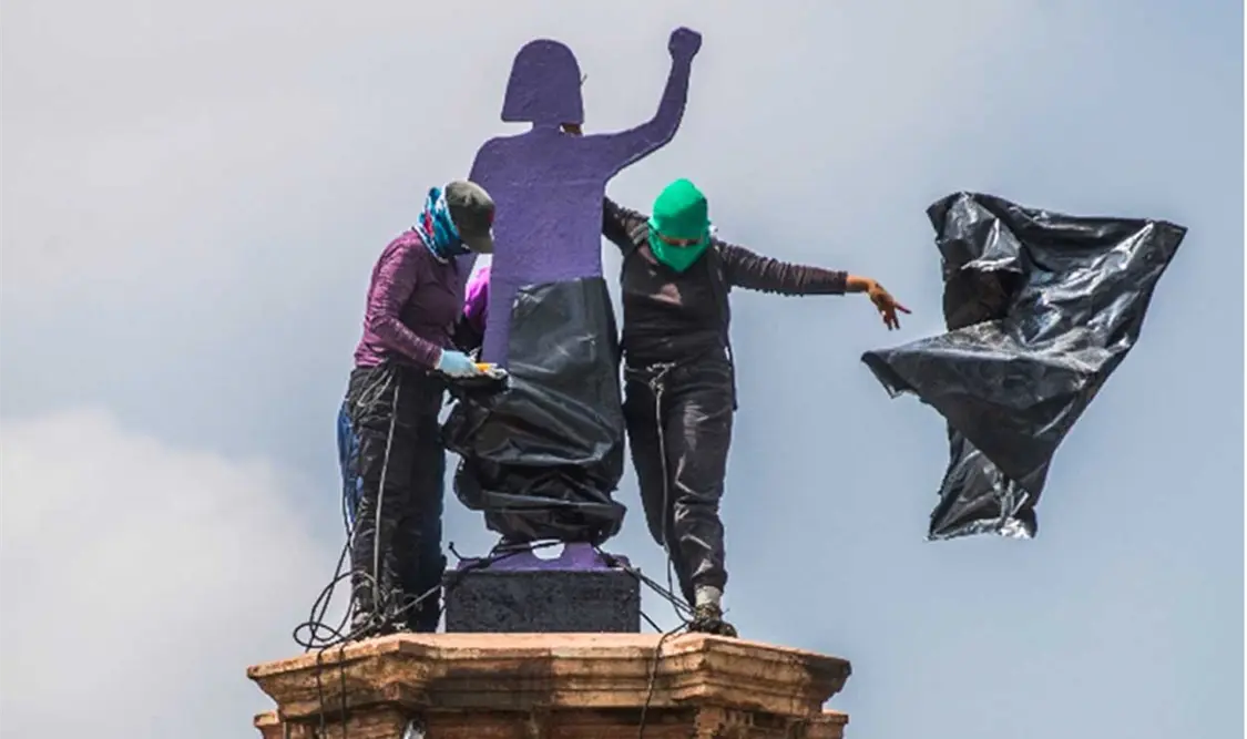 Imagen de las ofrenda que fueron instaladas en honor de víctimas de feminicidio. Cortesía