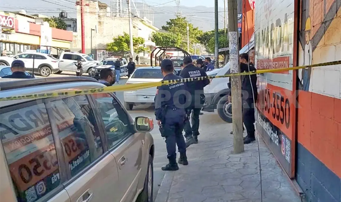 Los oficiales buscaron a los delincuentes que escaparon a bordo de un automóvil tipo Chevy pero no lograron atraparlos. Ulises López / CP