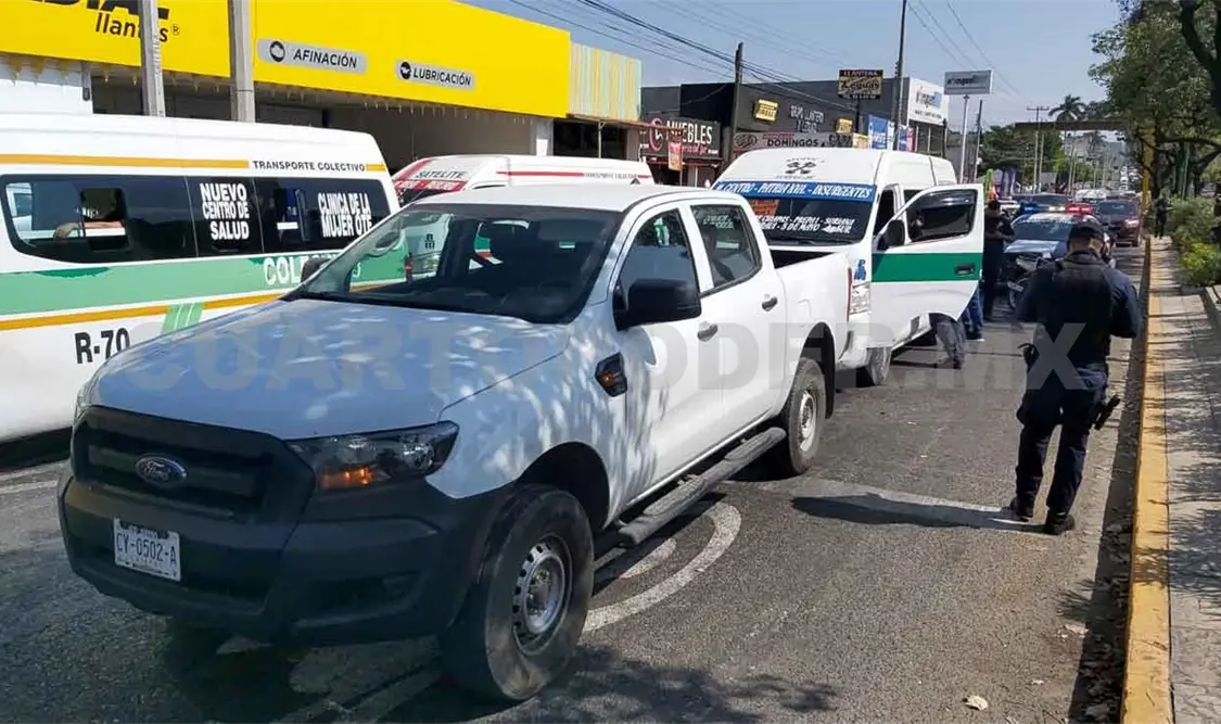 Tres malheridos al impactar colectivo contra camioneta
