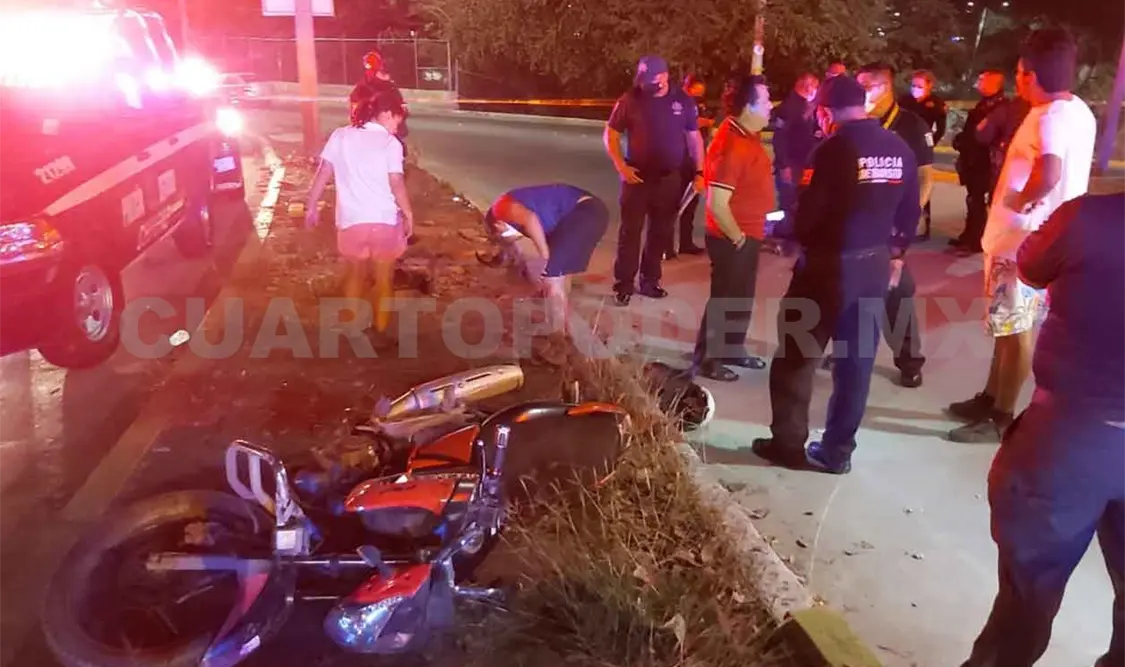Pareja de motociclistas derrapa y queda herida