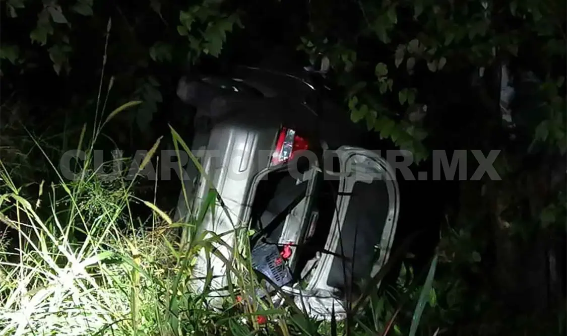 Veloz conductora queda volcada en un barranco