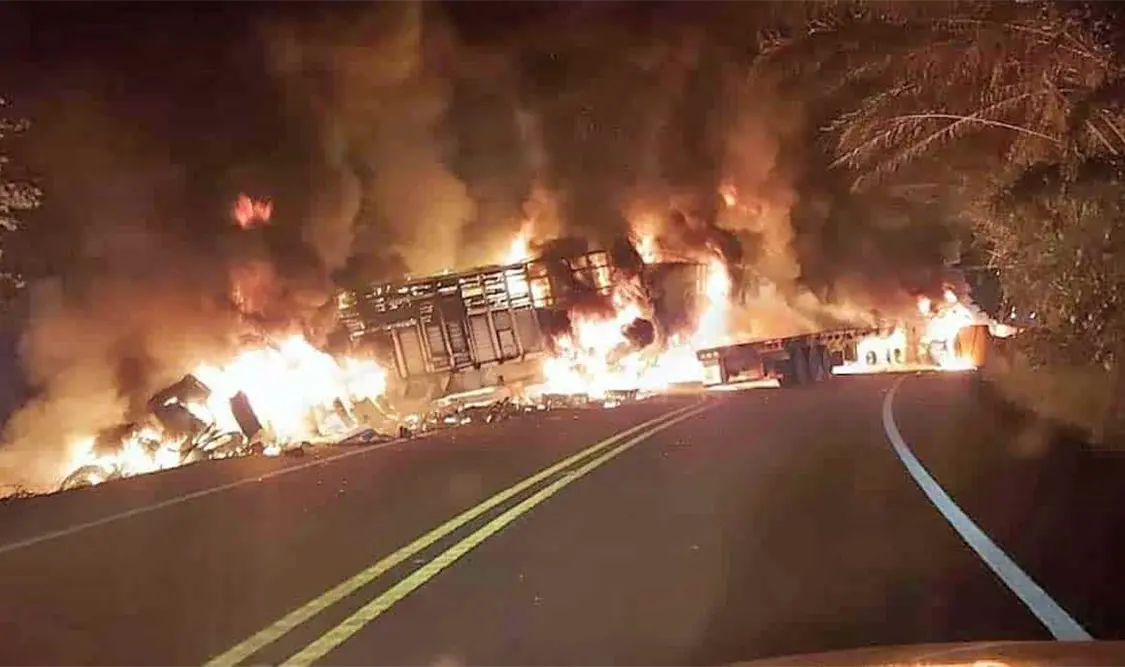 Encontronazo de tráileres; conductores calcinados