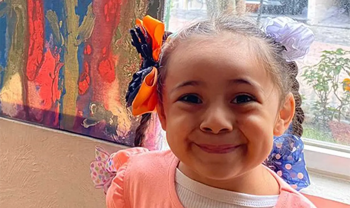 La pequeña pintora y su hermano donan sus ganancias para apoyar a niños con cáncer. Cortesía