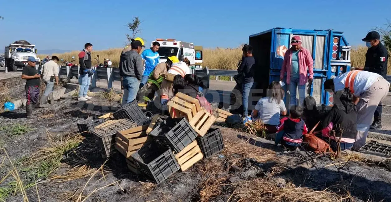 Seis lesionados al volcar camioneta en el libramiento