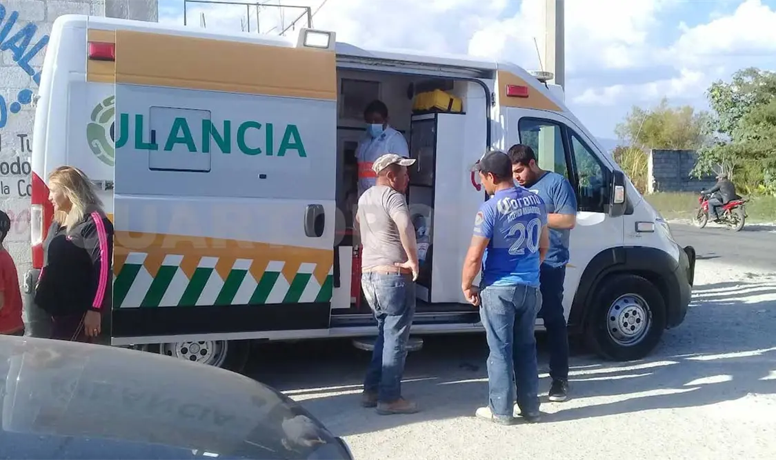 Motociclistas lesionados al estrellarse en camioneta