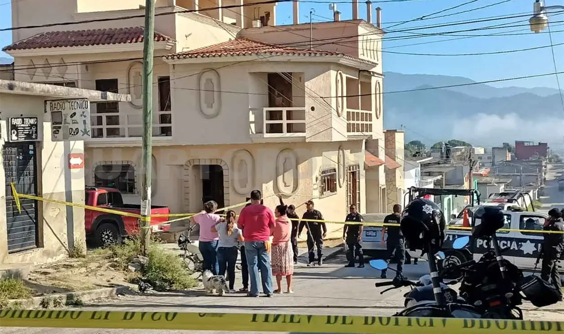 Ejecutan de varios balazos a empresario frente a su casa