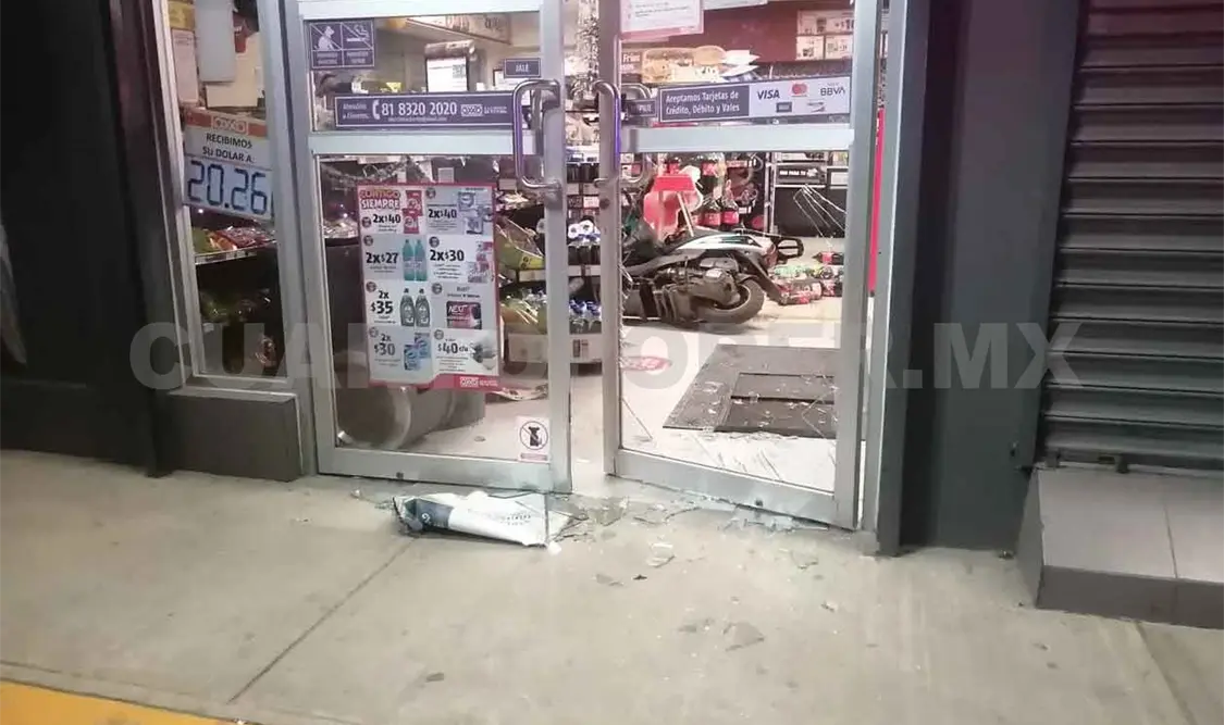 Se metió con todo y moto a una tienda de conveniencia