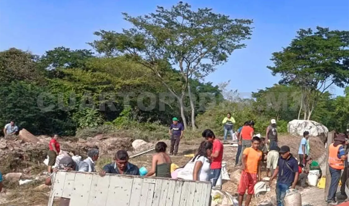Saquean carga de maíz tras volcadura