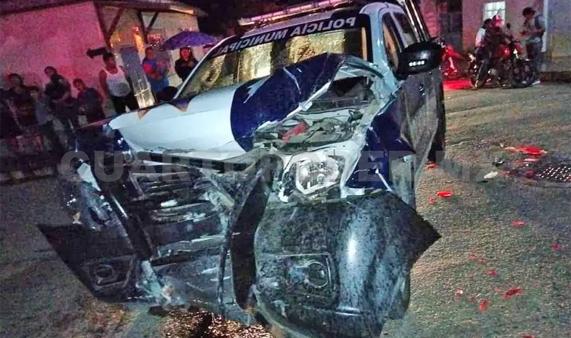 Chocan patrullas cuando perseguían a automovilista