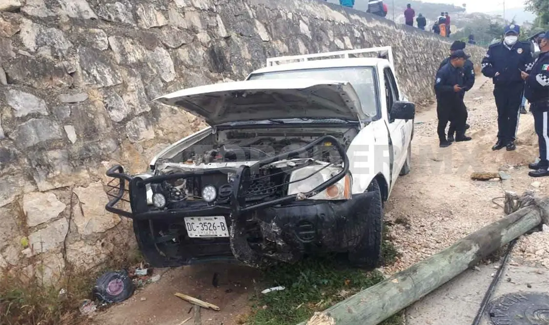 Mujer queda herida tras volcadura de camioneta