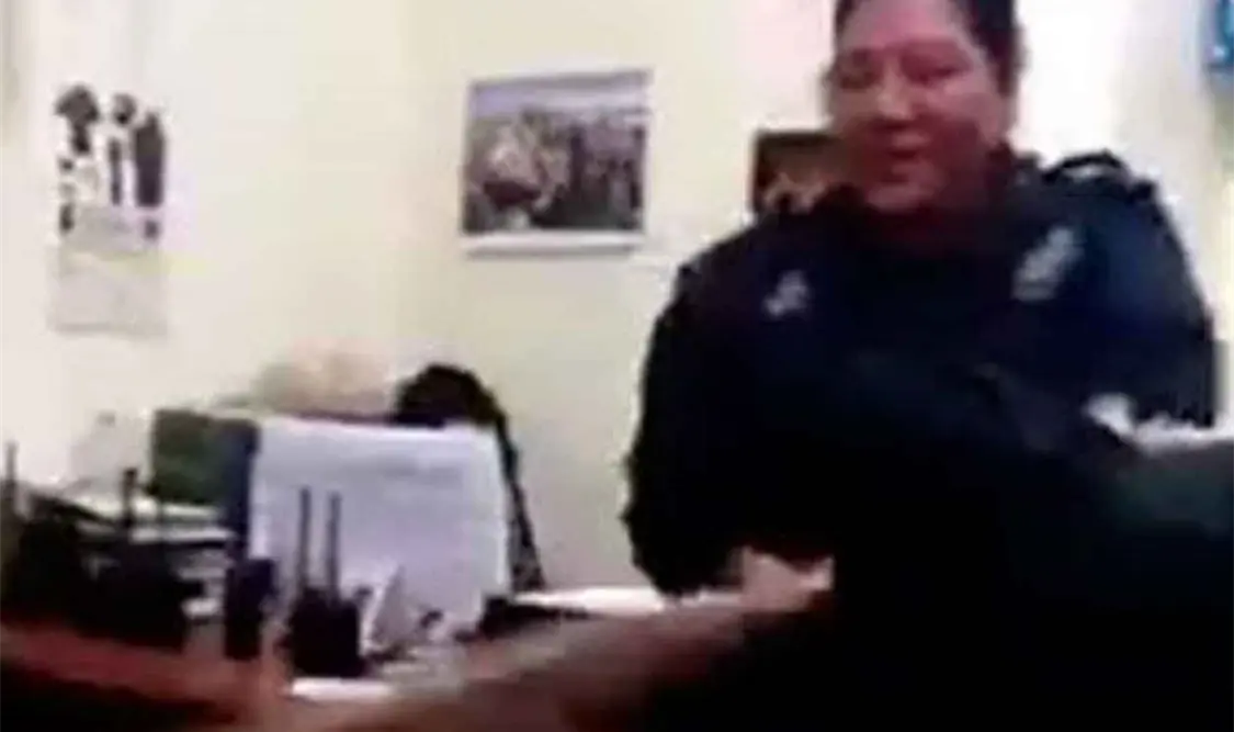 Exhiben a policía “tableando” a detenido