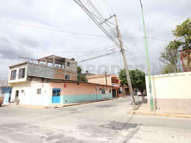 En riesgo habitantes del Centro por un poste a punto de colapsar