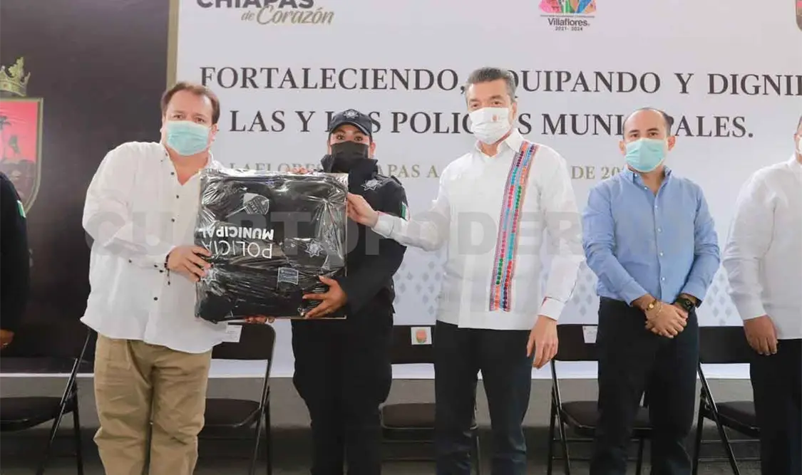 Entregan patrullas y uniformes a policías municipales