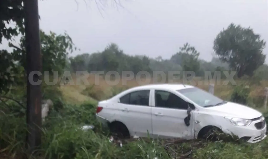Pierde el control y se sale de la carretera