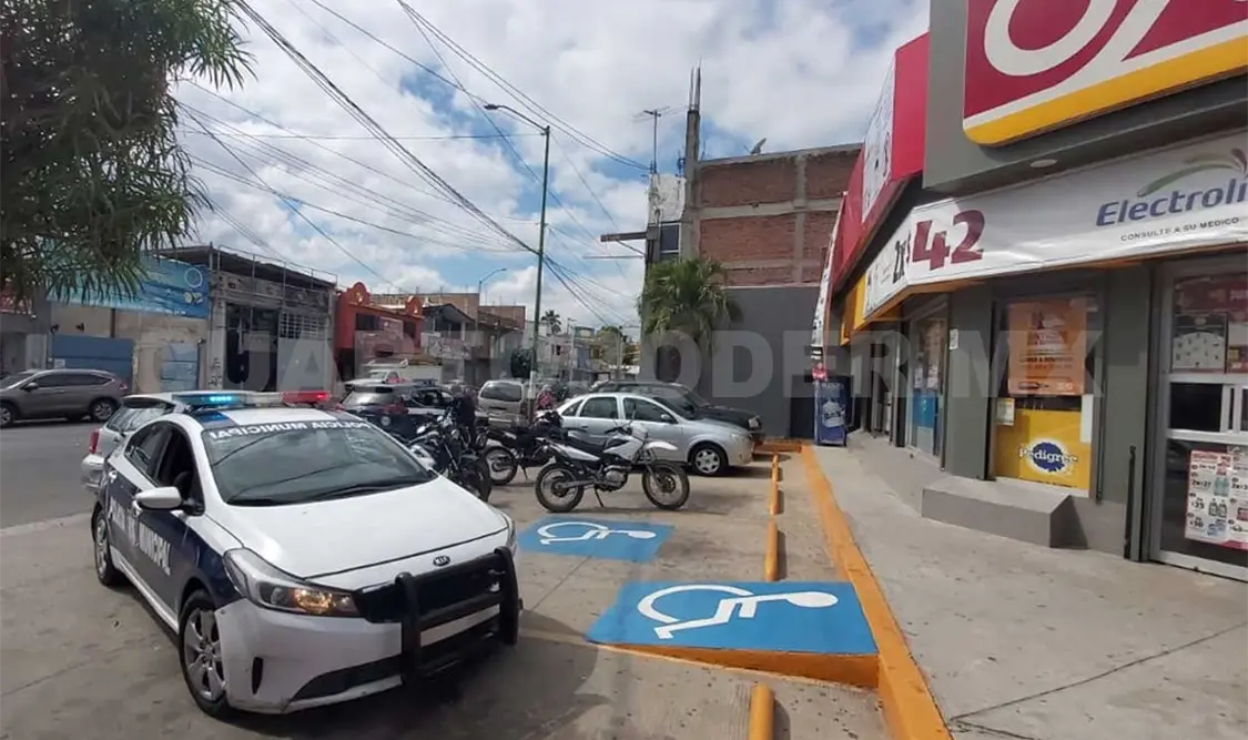 Solitario delincuente atraca una tienda OXXO