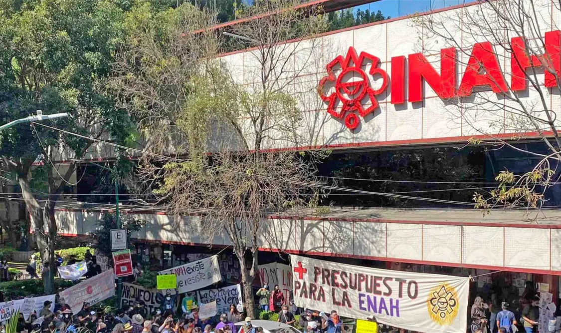 A la protestas afuera del INAH, se sumaron comunidades de la UNAM, el IPN y el CIDE. El Universal